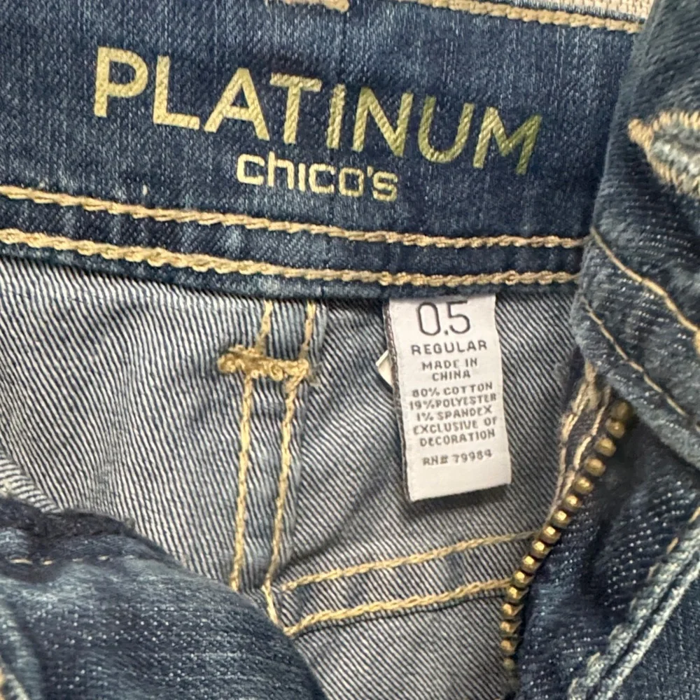 Chico’s Embroidered Platinum Jeans Light Wash US size 6R / Chicos size‎ 0.5R